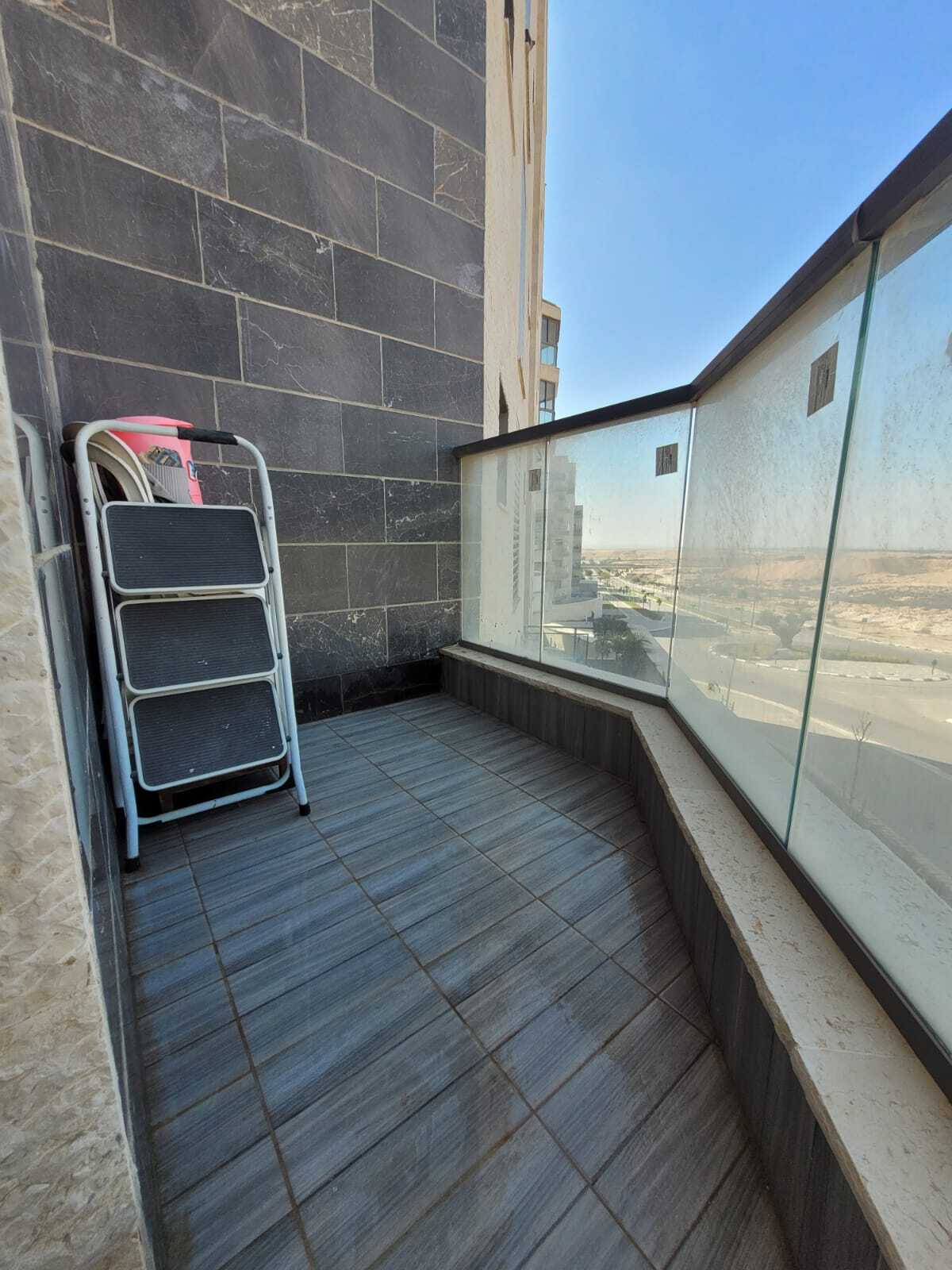 דירת 5 חד' יפייפיה.. בהזדמנות!