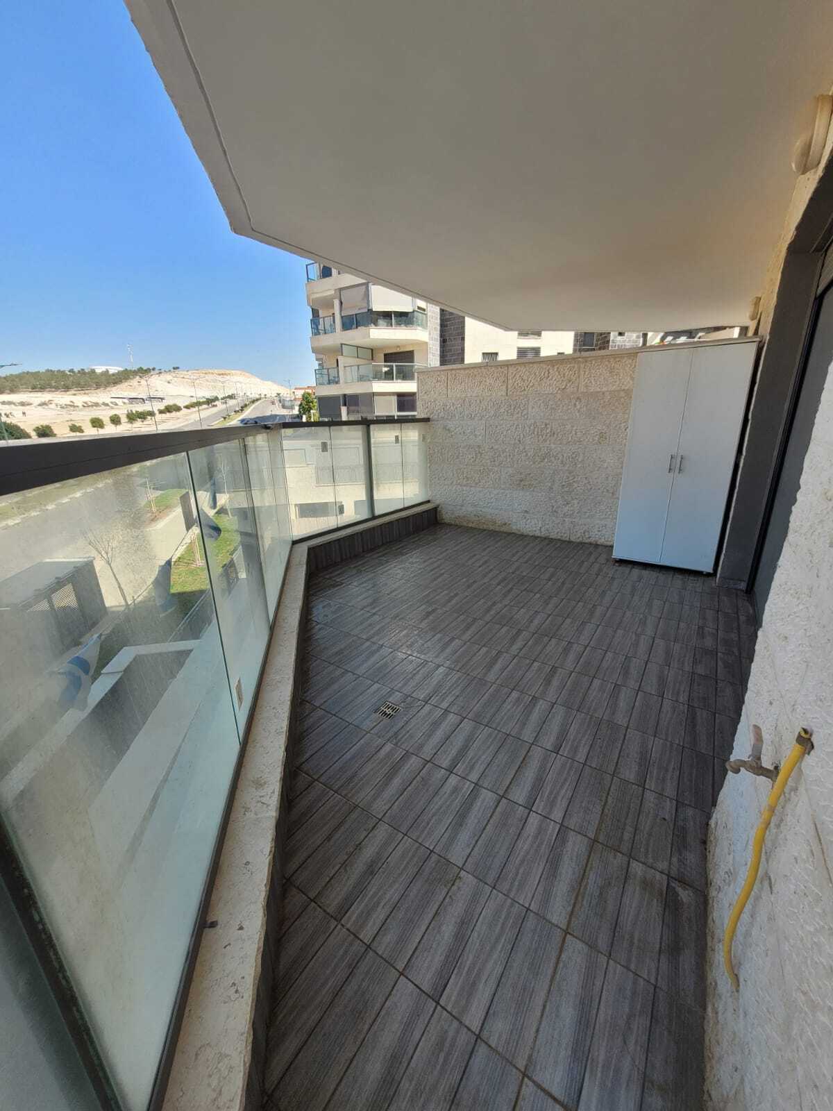 דירת 5 חד' יפייפיה.. בהזדמנות!