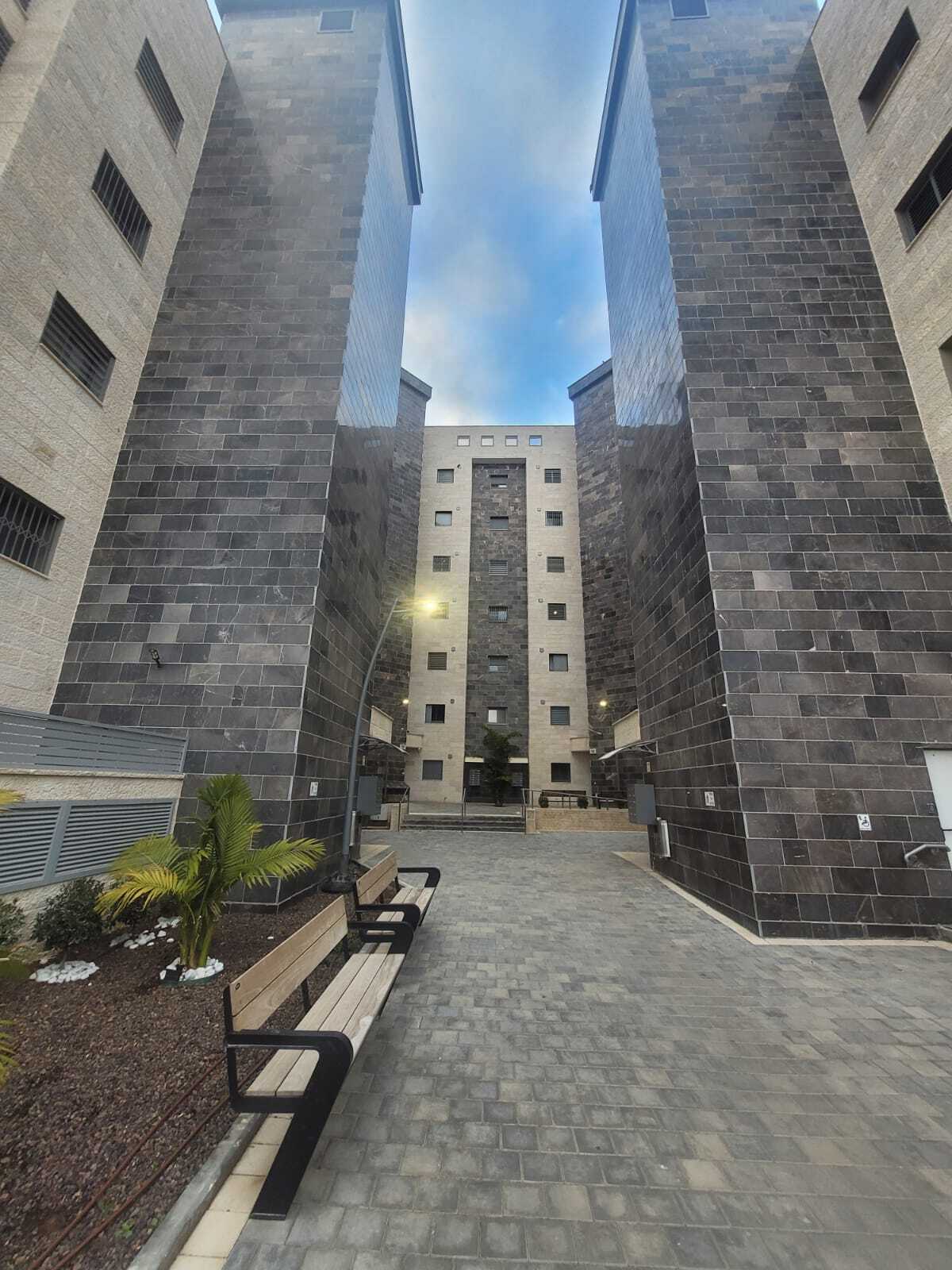 דירת 5 חד' יפייפיה.. בהזדמנות!