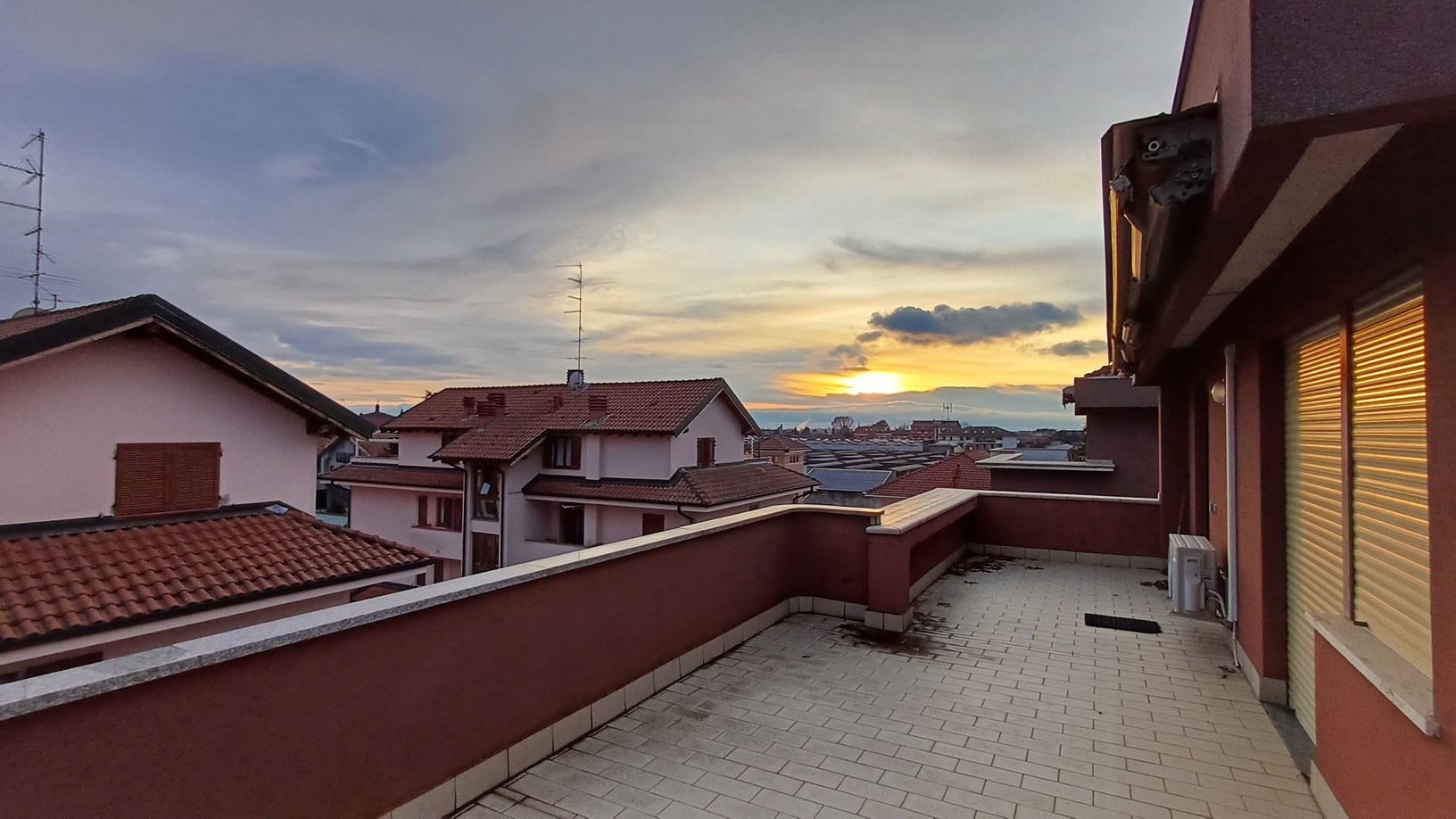 Penthouse on the 4th floor, free on 4 sides, large terrace