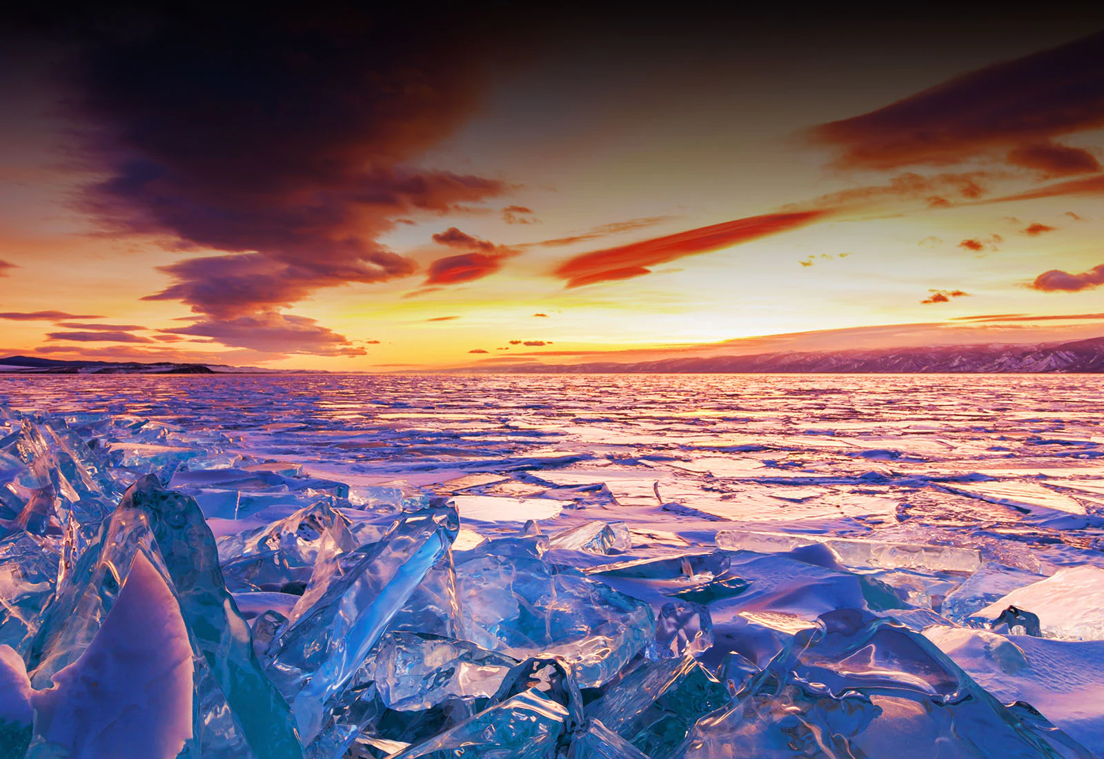 Une vue panoramique d’un coucher de soleil et de glaciers.