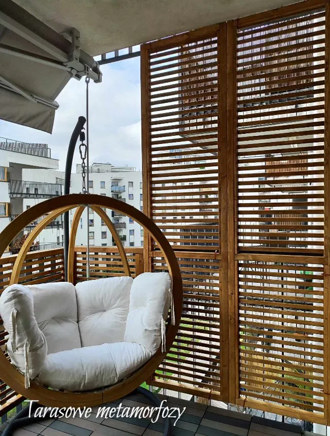 Zabudowa balkonu w formie lekkich paneli - montaż bezinwazyjny.