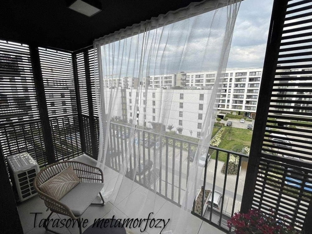 Zabudowa balkonu w formie lekkich paneli - montaż bezinwazyjny.