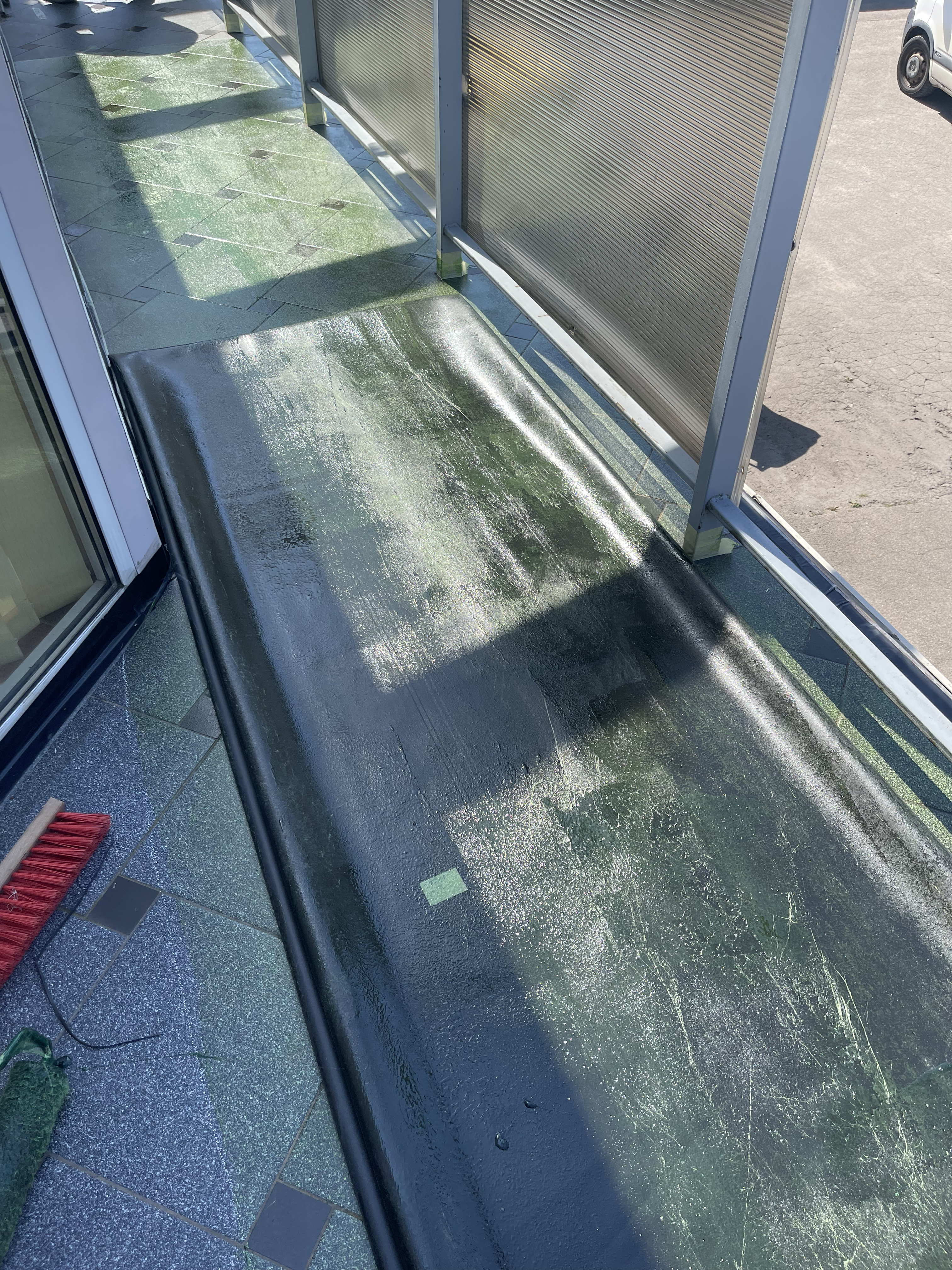 Bojātas balkona flīzes daudzdzīvokļu mājā Latvijā – plaisas un ūdens noplūde pēc ziemas