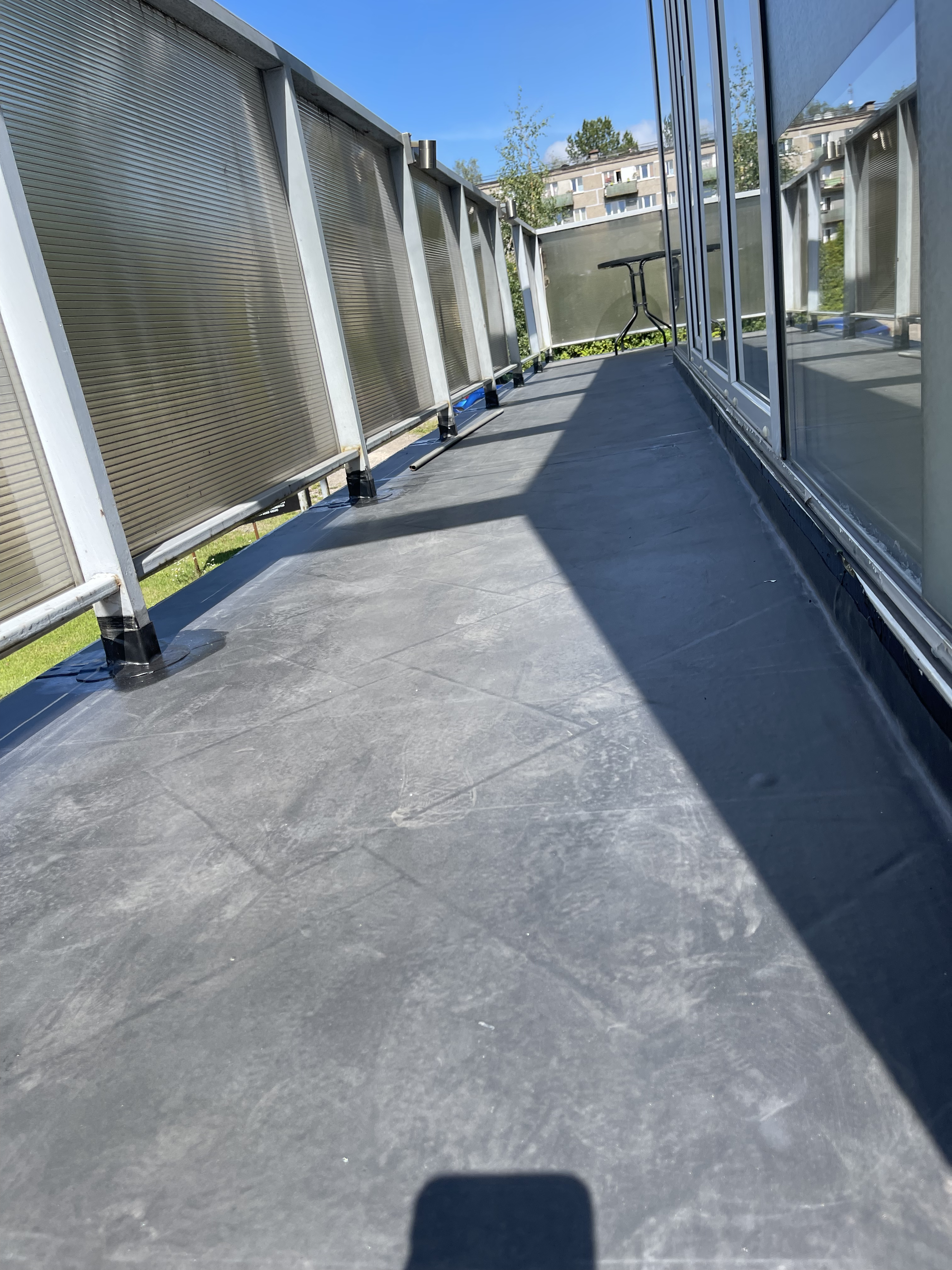 Atjaunots balkons ar EPDM gumijas membrānu pēc profesionāla hidroizolācijas remonta