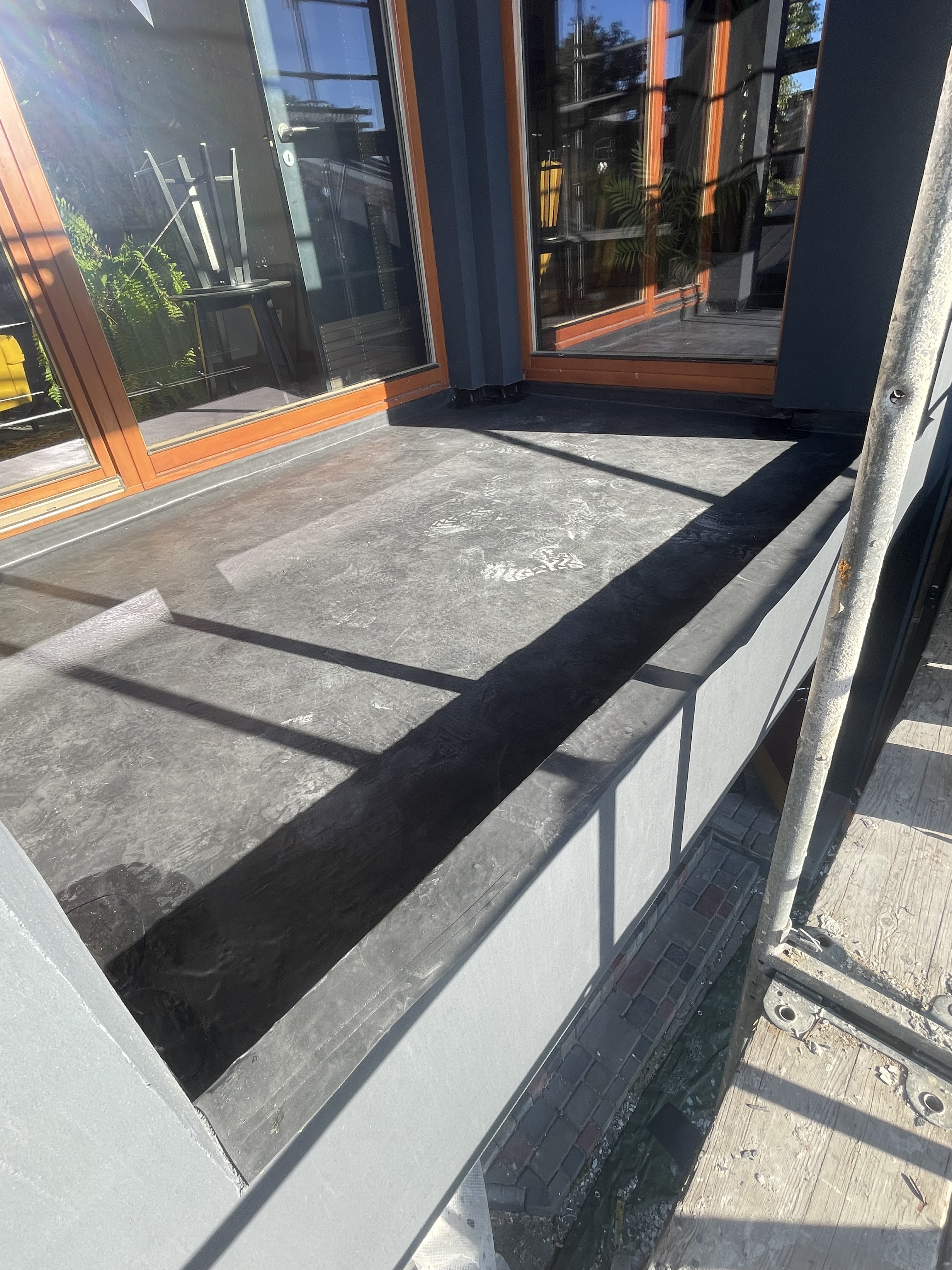 Balkona hidroizolācijas darbi ar ELEVATE EPDM membrānu uz daudzdzīvokļu mājas balkona