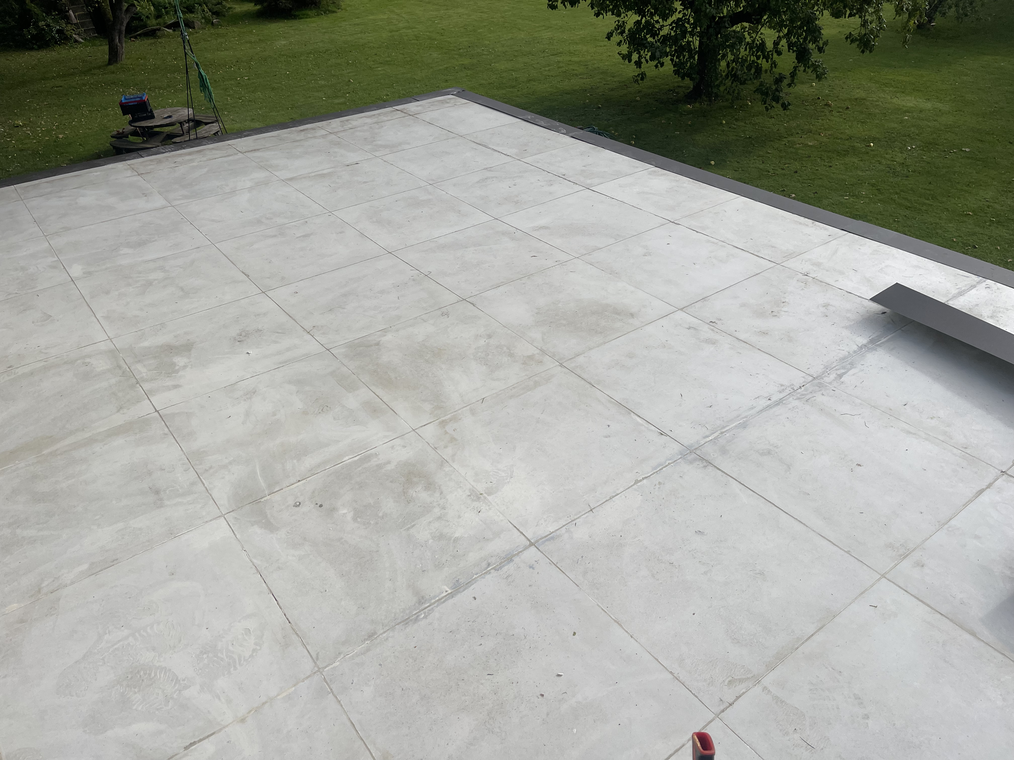 Uzziniet, kā ietaupīt līdz pat 50% izmaksu, veicot balkona vai terases hidroizolāciju bez vecā flīžu vai ruberoīda klājuma demontāžas.