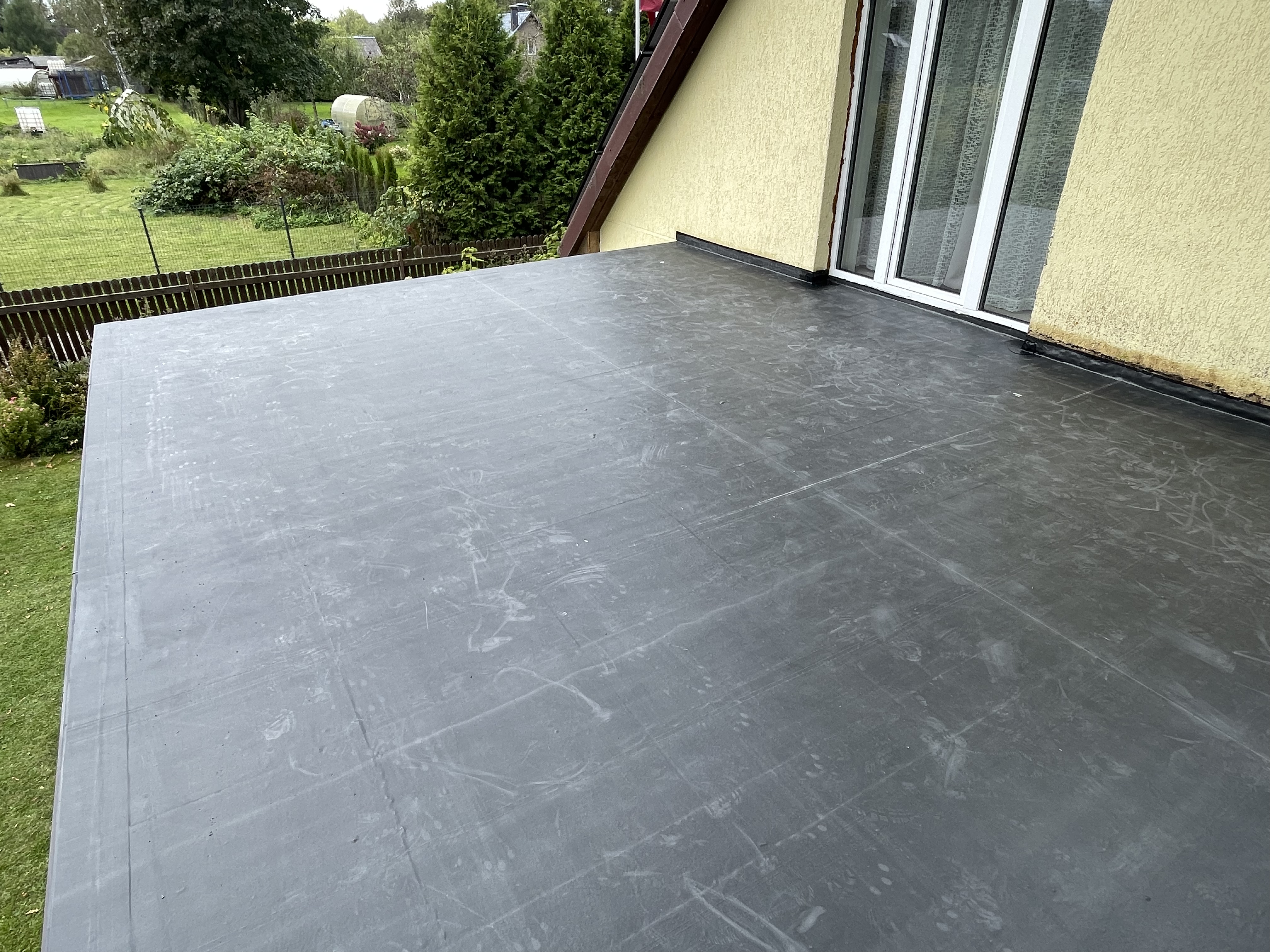 balkonu remonts, terases hidroizolācija, Firestone EPDM, Elevate membrāna, remonts bez demontāžas, plakano jumtu remonts, balkona flīzes tek, šķidrā gumija, EPDM ieklāšana