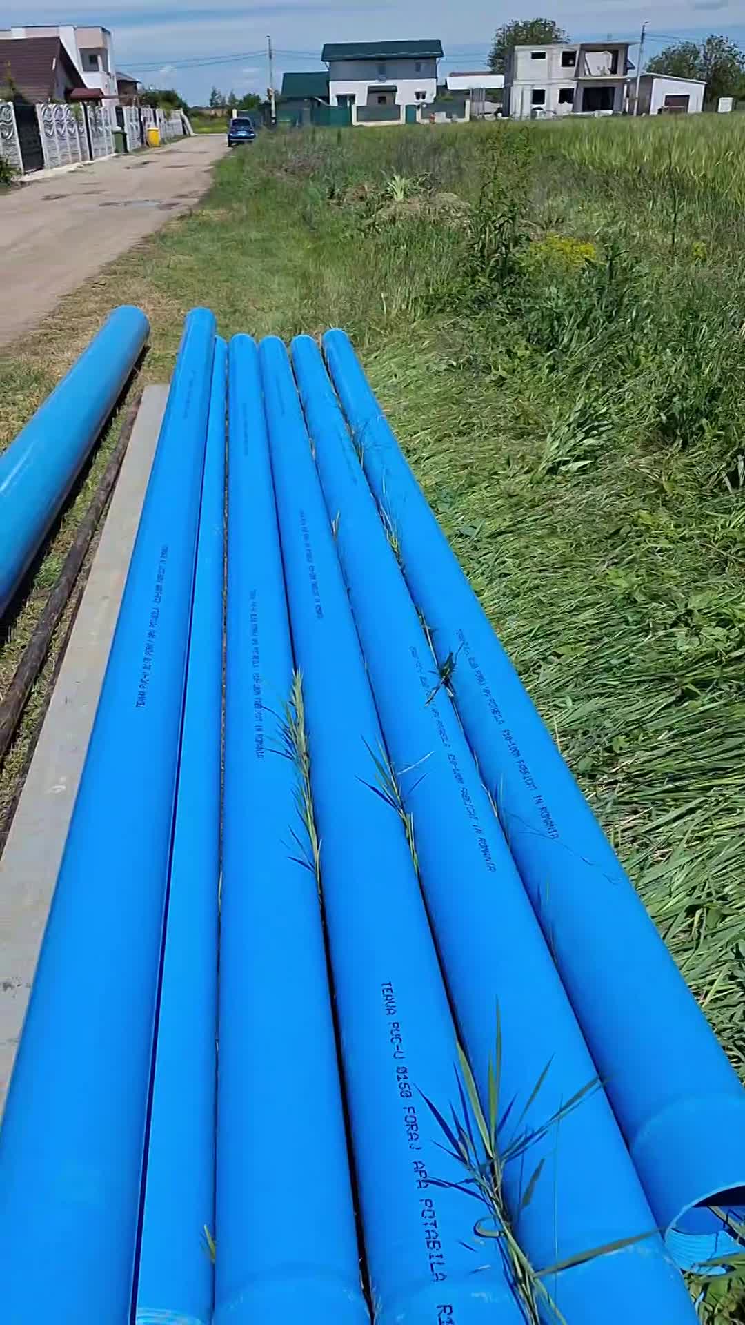 Foraje puturi apa pret de la 250 lei m/l pe tub pvc albastr de 250mm folosit la debite mari de peste 5000l/h.