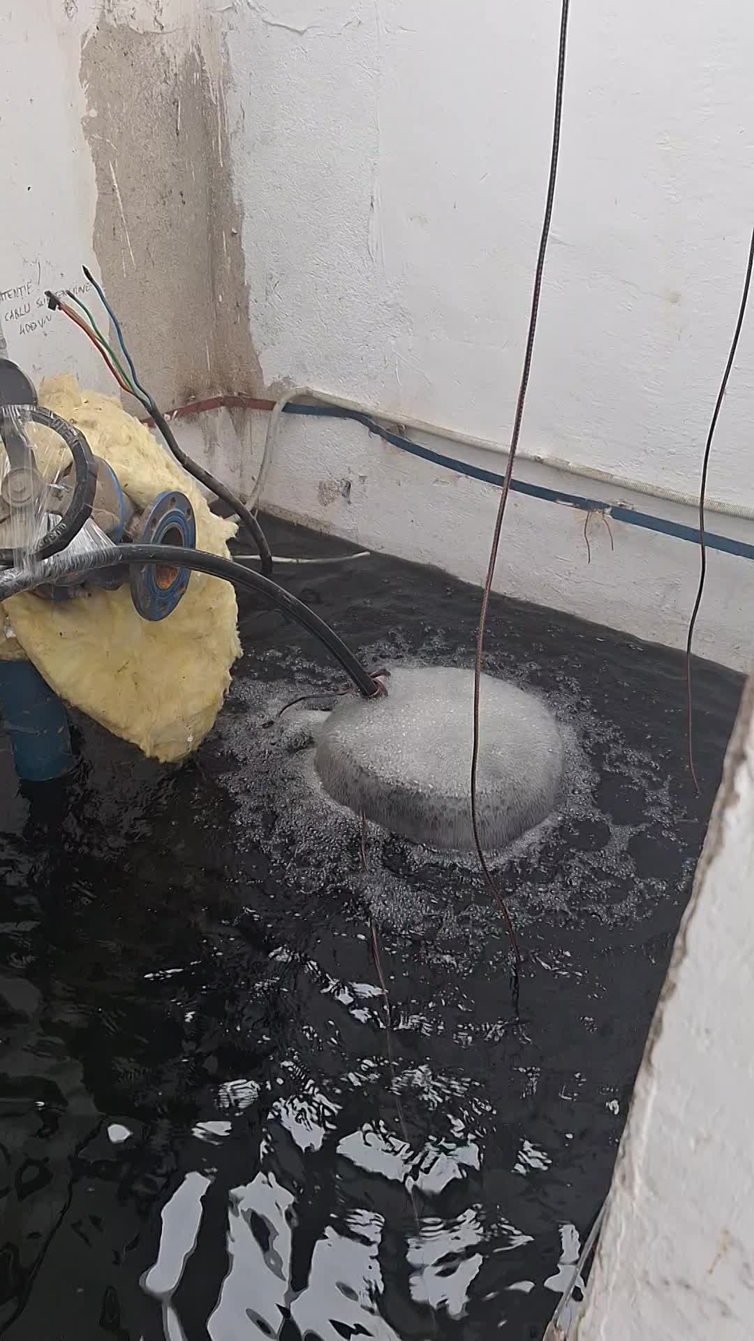 Foraje puturi apa pret de la 250 lei m/l pe tub pvc albastr de 250mm folosit la debite mari de peste 5000l/h.