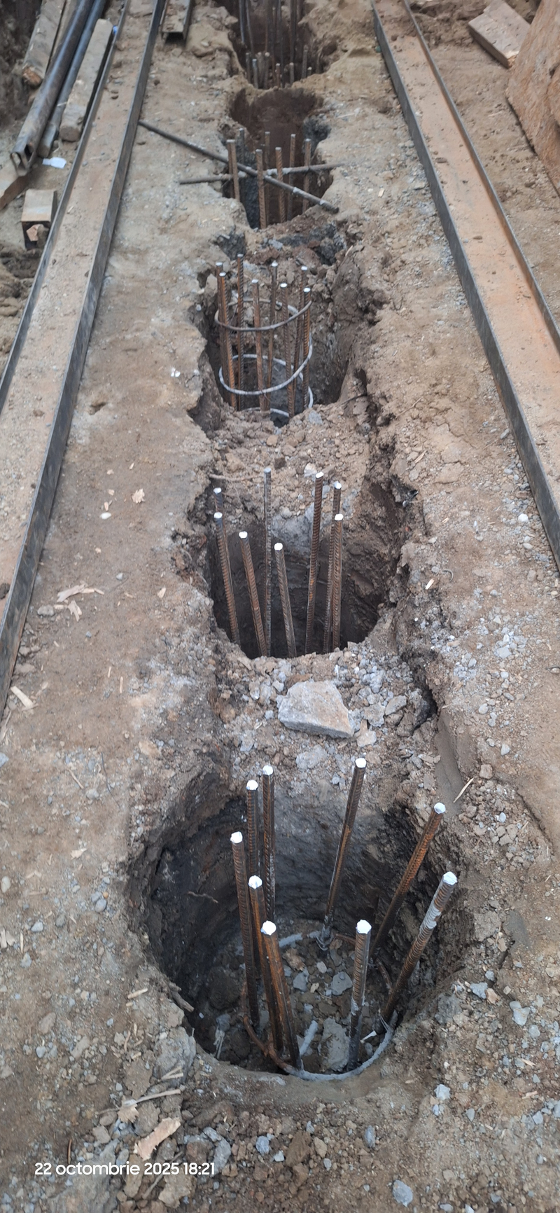 Foraje puturi pret de la 160 lei m/l pe diametru de 200mm tuv pvc albastru