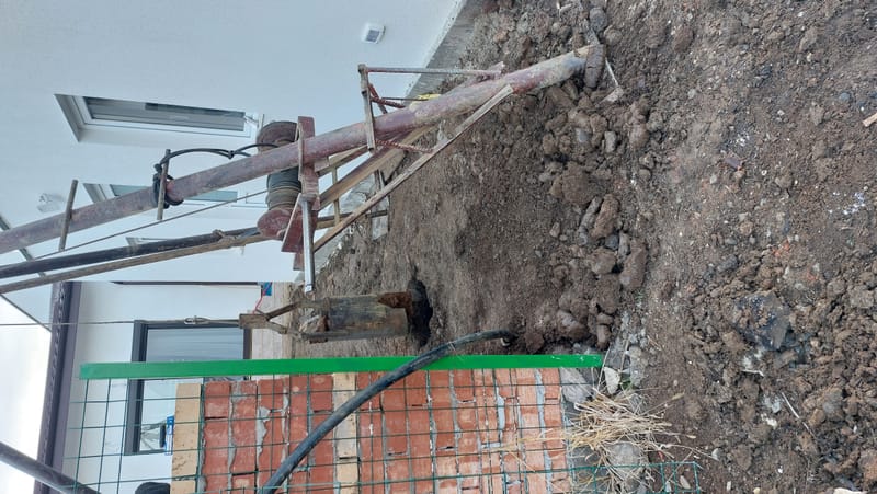 Foraje puturi mecanizate pret de la 300 lei m/l cu materiale incule si garantie 3 ani.