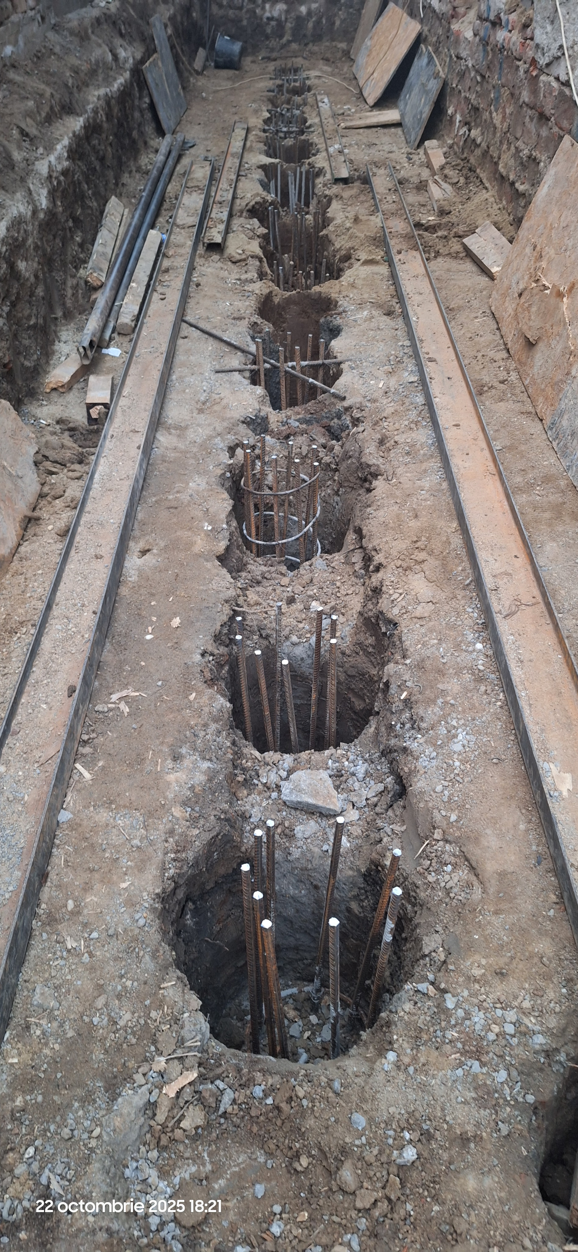 Foraje puturi apa pret de la 160 lei m/l pe diametru de 200mm tuv pvc albastru