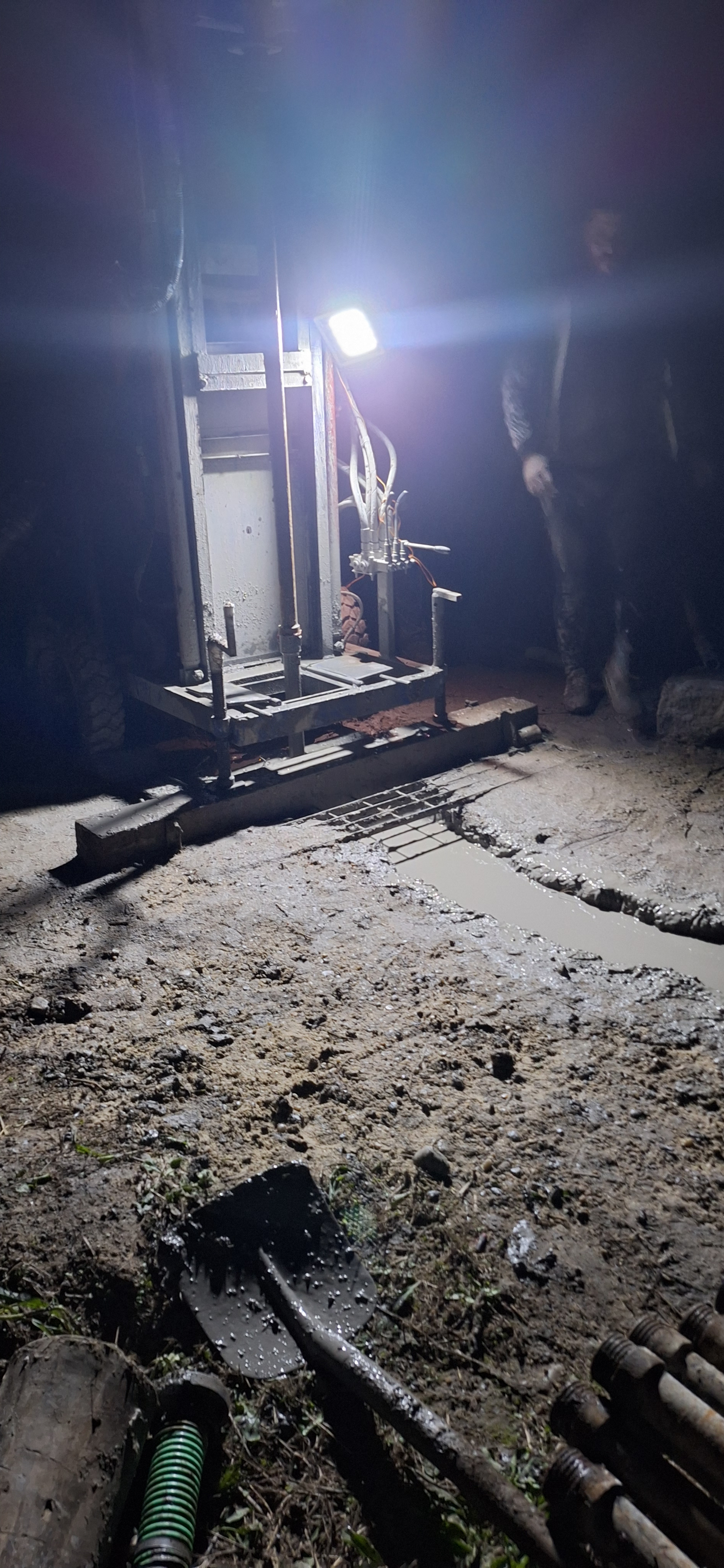 Foraje puturi apa pret de la 160 lei m/l pe diametru de 200mm tuv pvc albastru