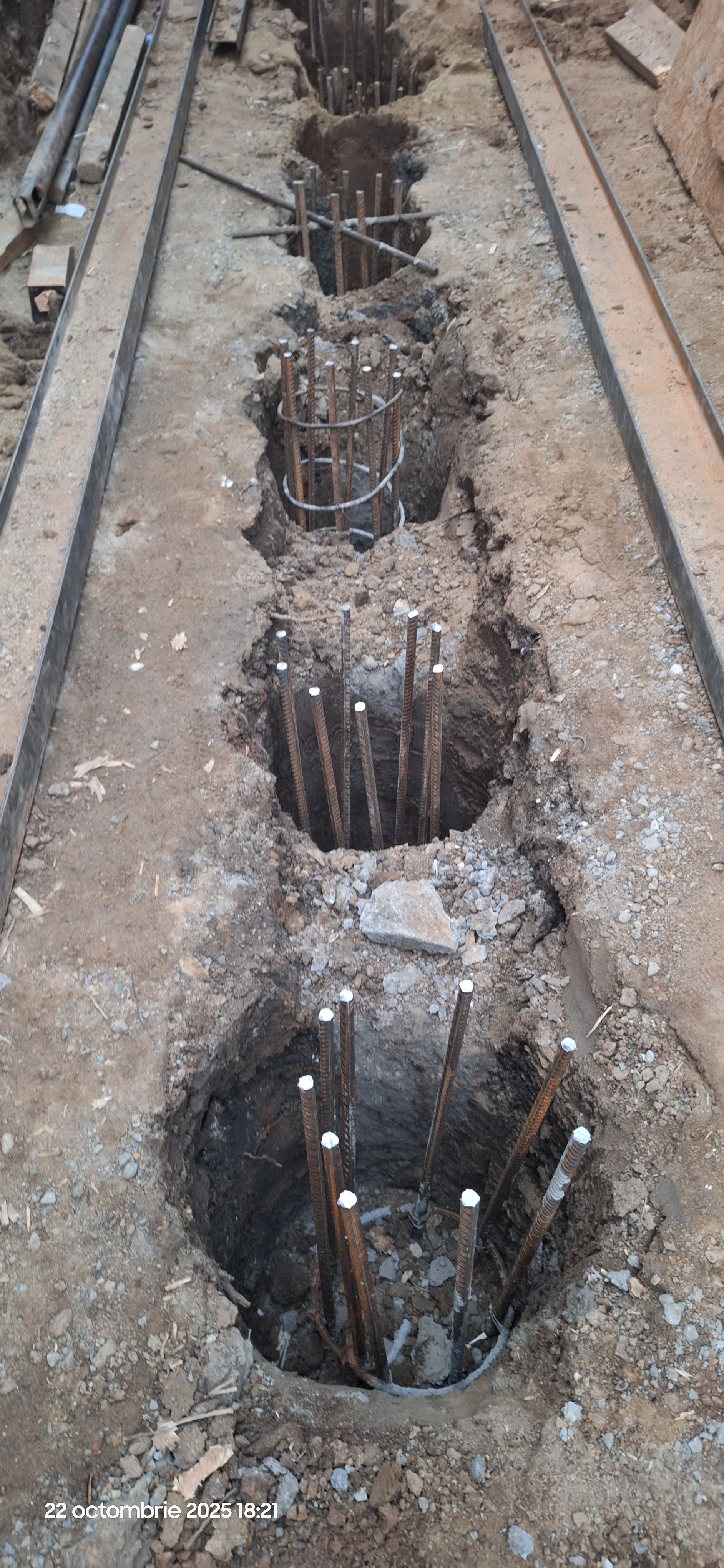 Foraje puturi apa pret de la 160 lei m/l pe diametru de 200mm tuv pvc albastru