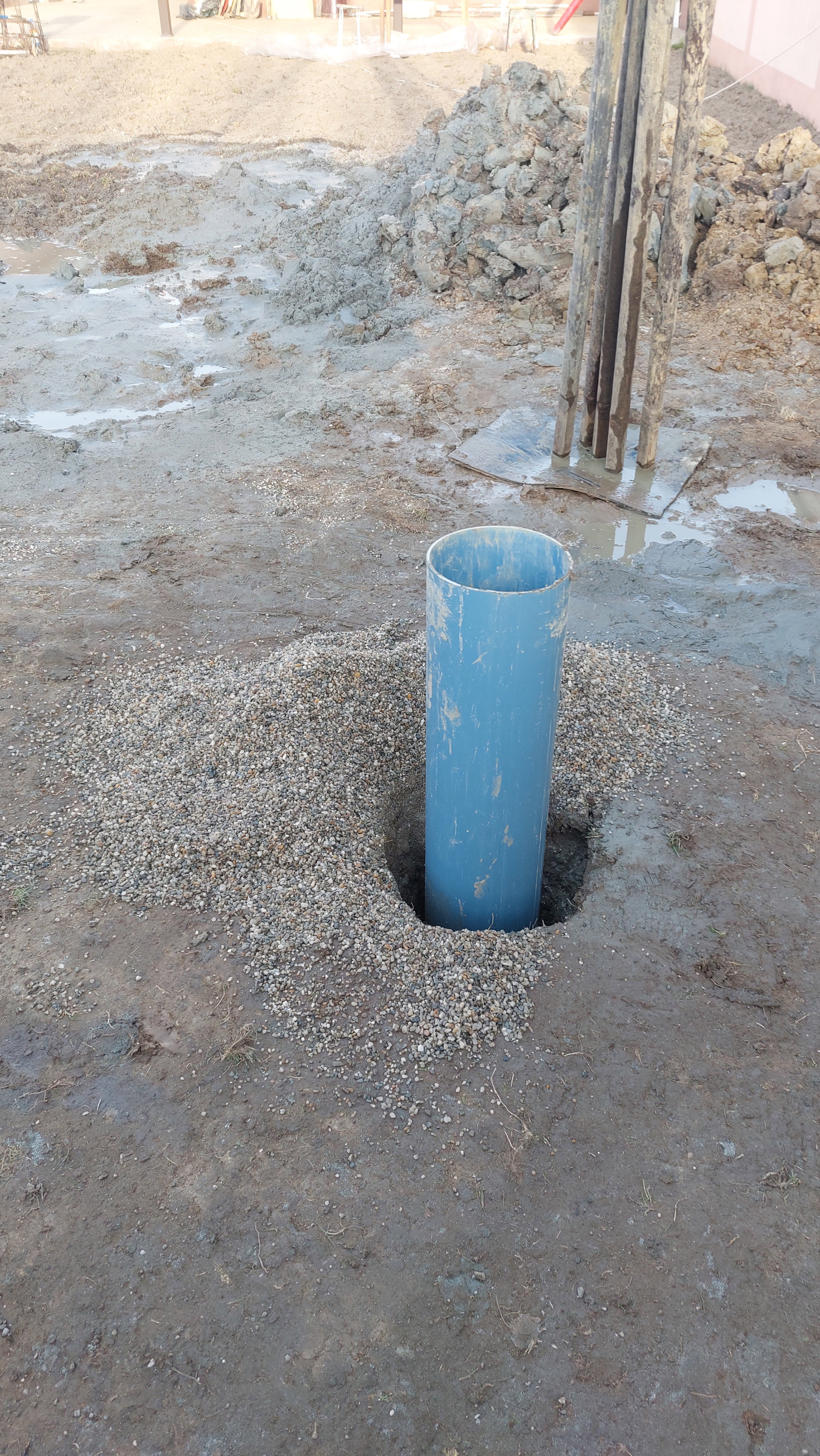 Foraje puturi apa mecanizate pret de la 300 lei m/l cu materiale incule si garantie 3 ani.