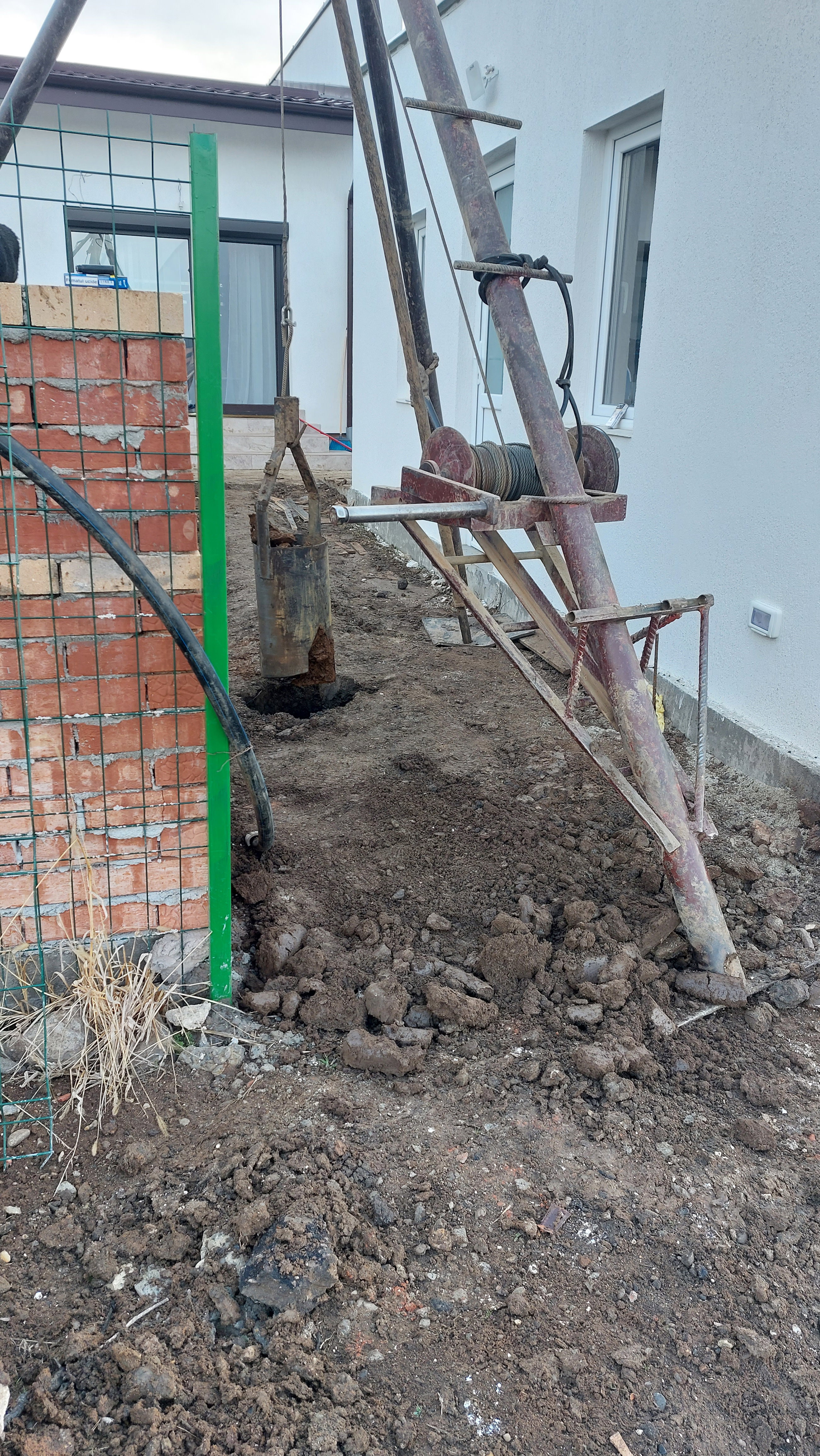 Foraje puturi apa mecanizate pret de la 300 lei m/l cu materiale incule si garantie 3 ani.