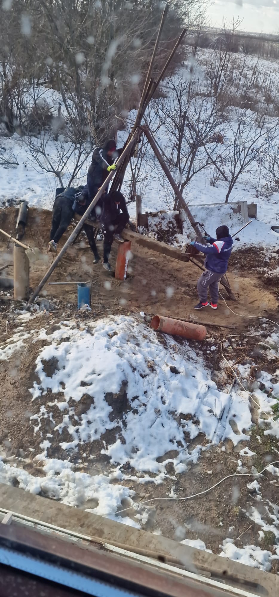 Foraje puturi apa mecanizate pret de la 300 lei m/l cu materiale incule si garantie 3 ani.