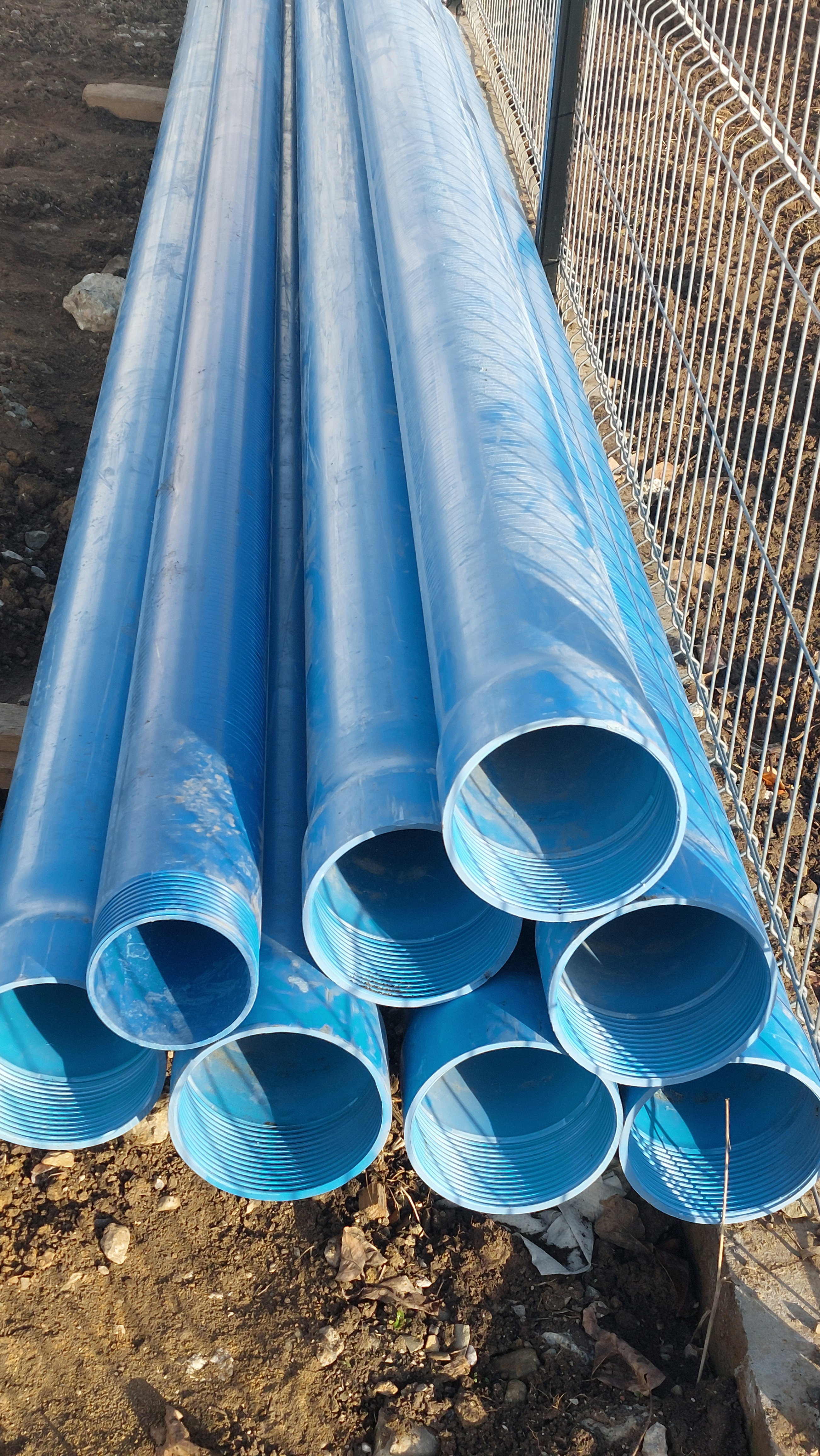 Foraje puturi apa mecanizate pret de la 300 lei m/l cu materiale incule si garantie 3 ani.