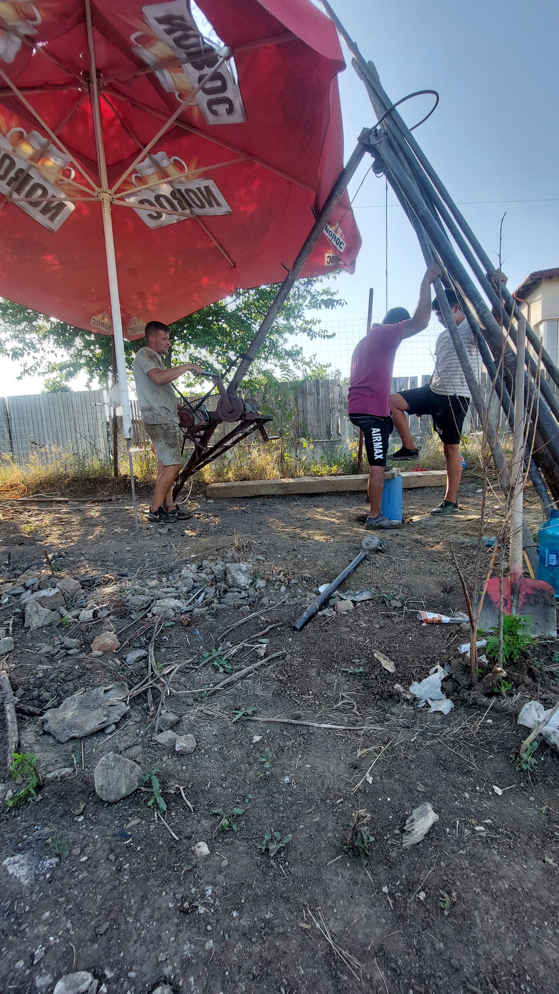 Foraje puturi apa pret manuale pret de la 200 lei m/l cu materiale incule si garantie 3 ani.