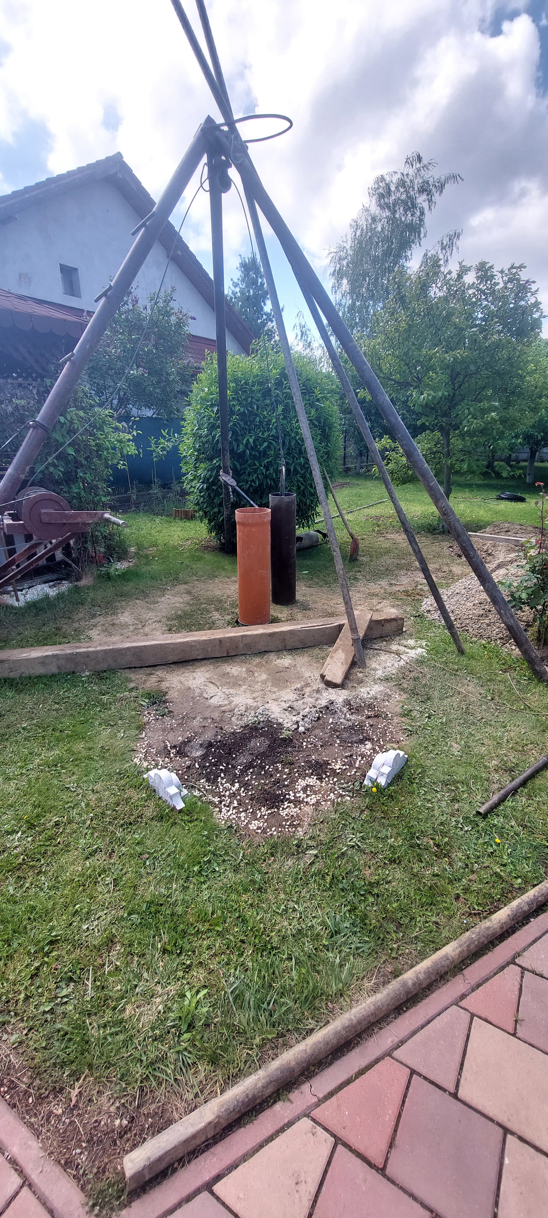 Foraje puturi apa pret manuale pret de la 200 lei m/l cu materiale incule si garantie 3 ani.