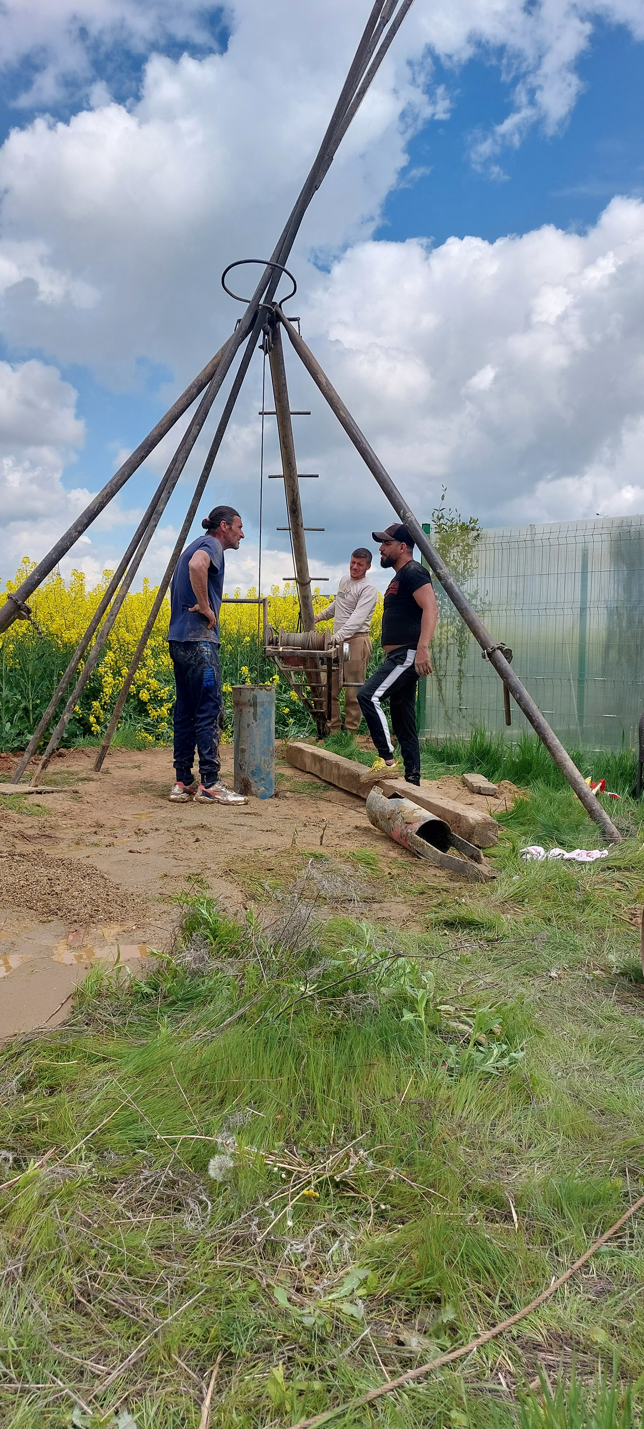 Foraje puturi apa pret manuale pret de la 200 lei m/l cu materiale incule si garantie 3 ani.