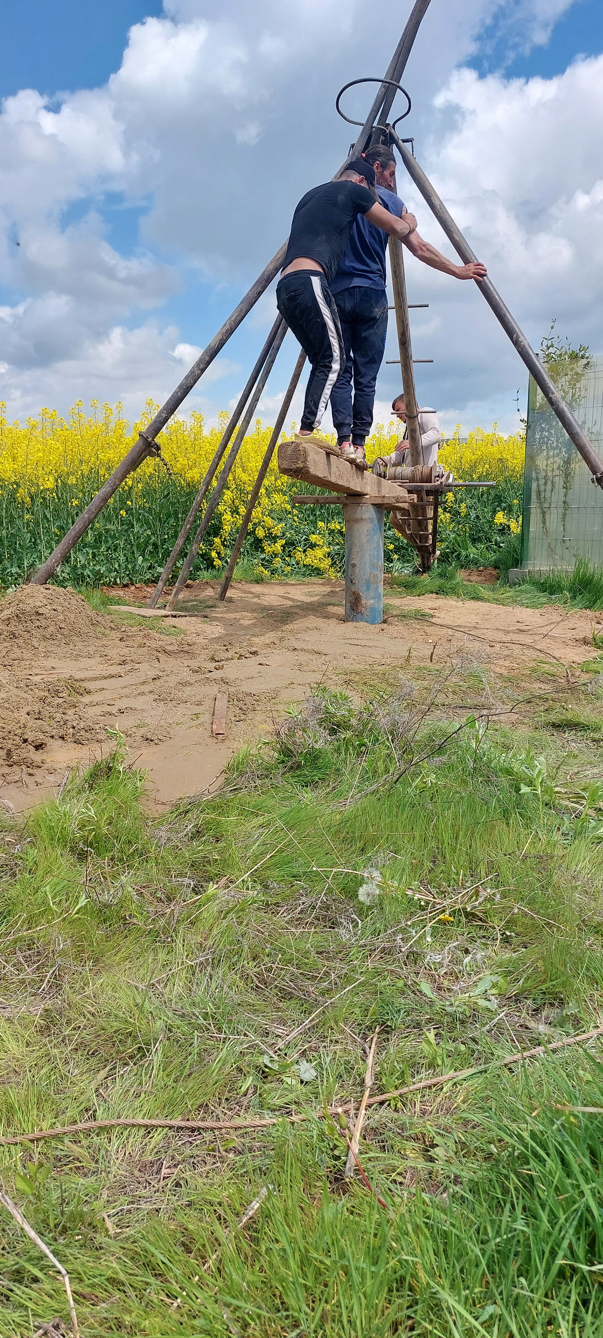 Foraje puturi apa pret manuale pret de la 200 lei m/l cu materiale incule si garantie 3 ani.