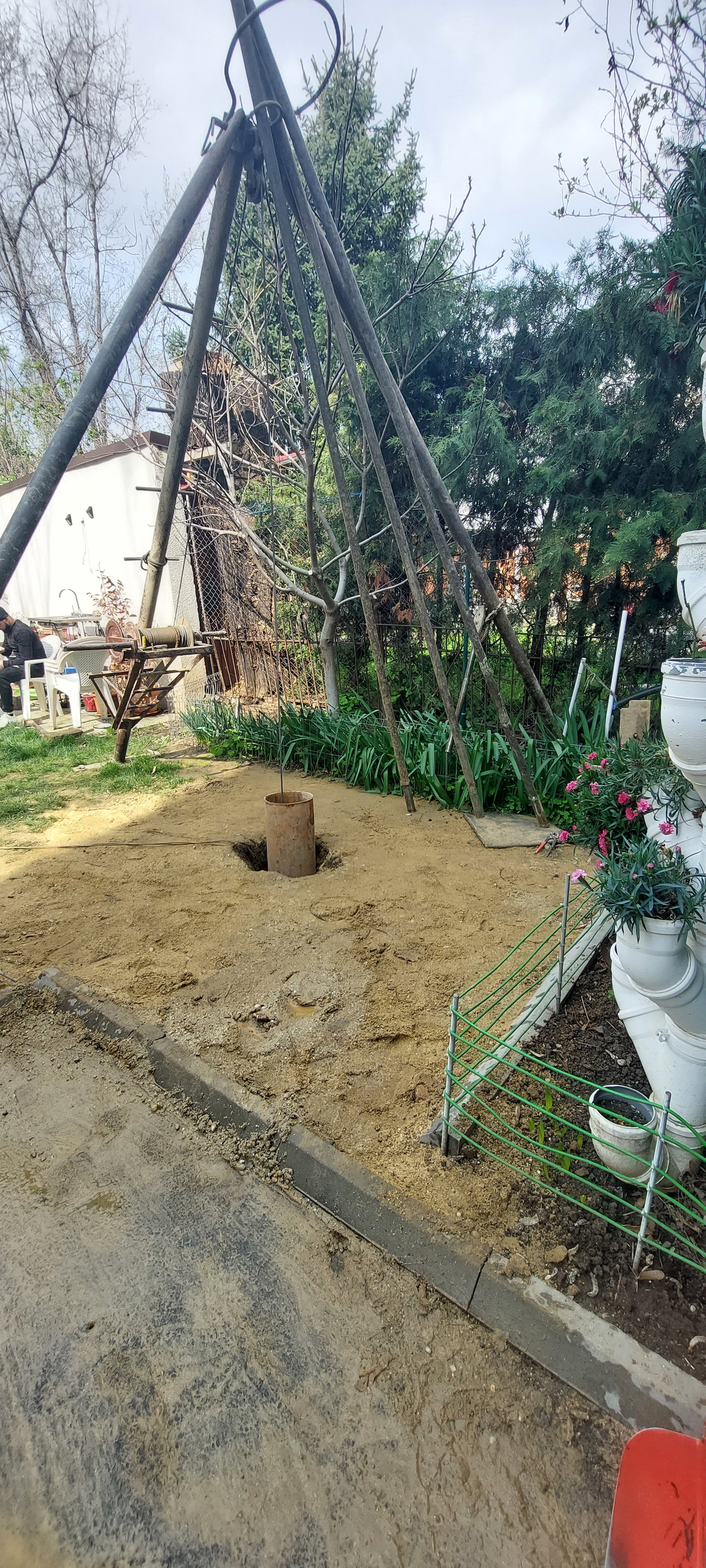 Foraje puturi apa pret manuale pret de la 200 lei m/l cu materiale incule si garantie 3 ani.