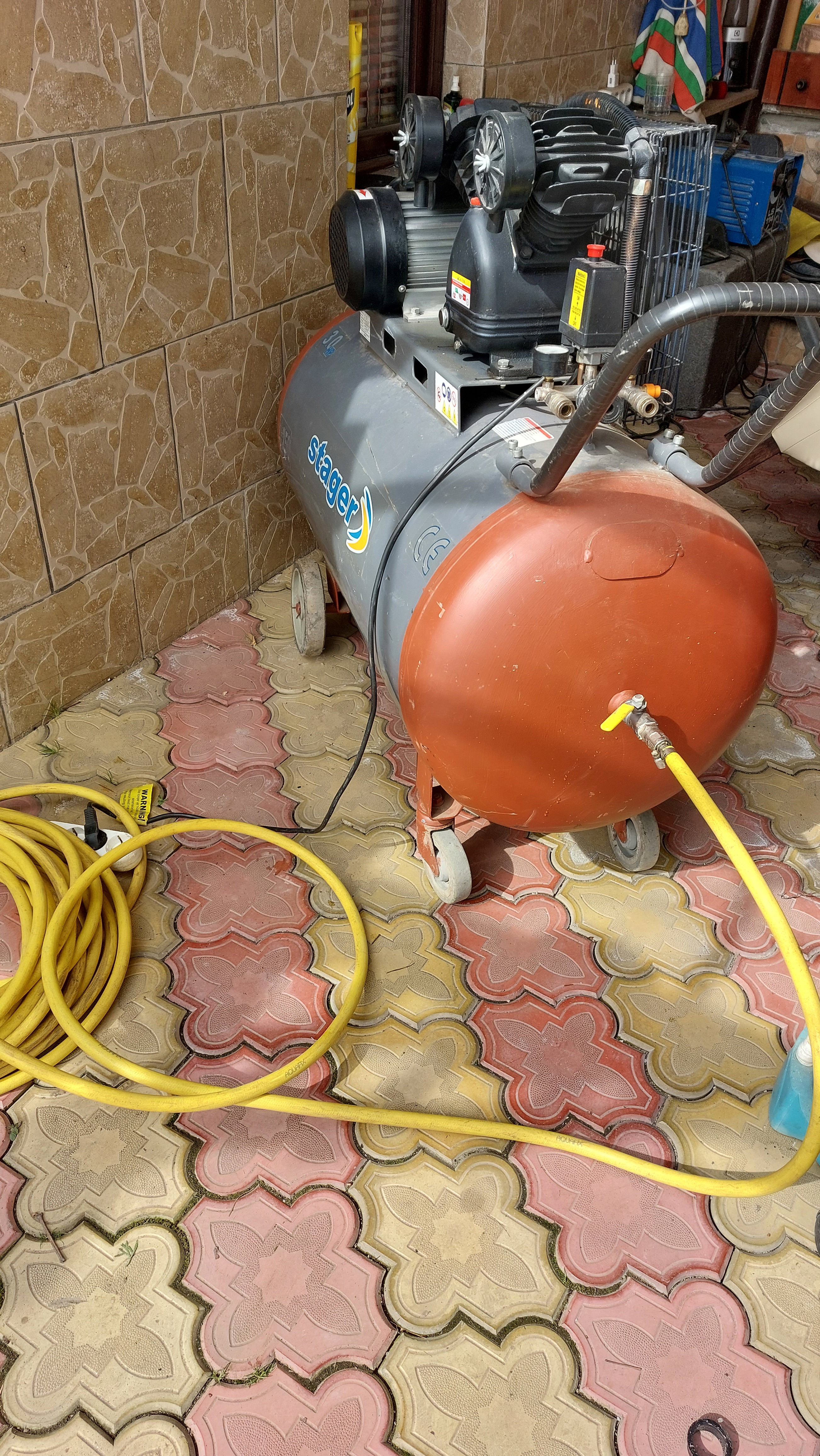 Foraje puturi apa pret manuale pret de la 200 lei m/l cu materiale incule si garantie 3 ani.