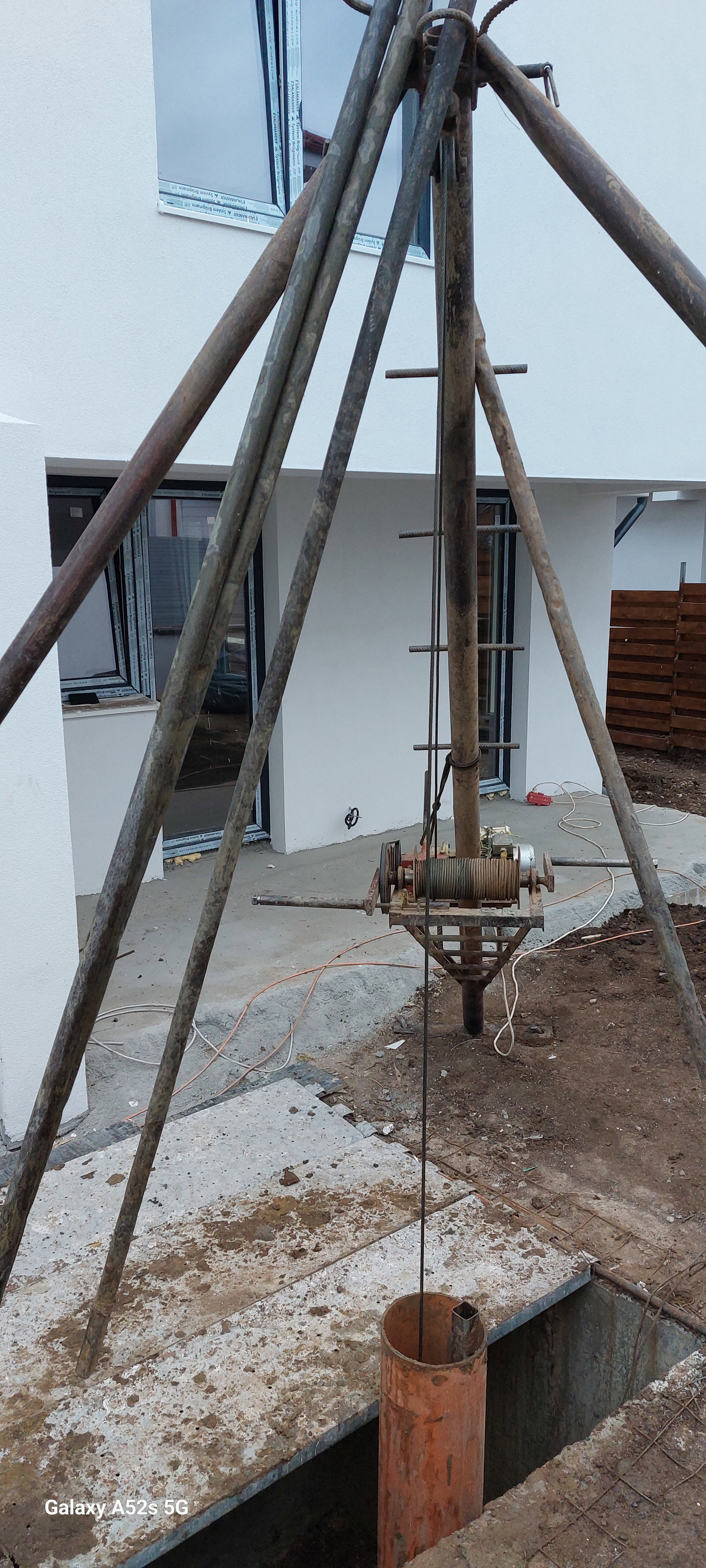 Foraje puturi apa pret manuale pret de la 200 lei m/l cu materiale incule si garantie 3 ani.