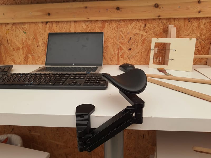 כשהמוח לא מדבר עם היד- ההבנה המוטורית מאחורי תקשורת חליפית