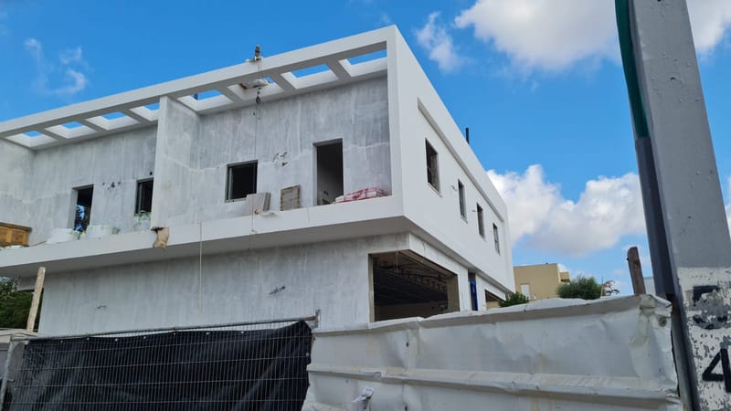 בית דו משפחתי מודרני עם בריכה -כפר יונה