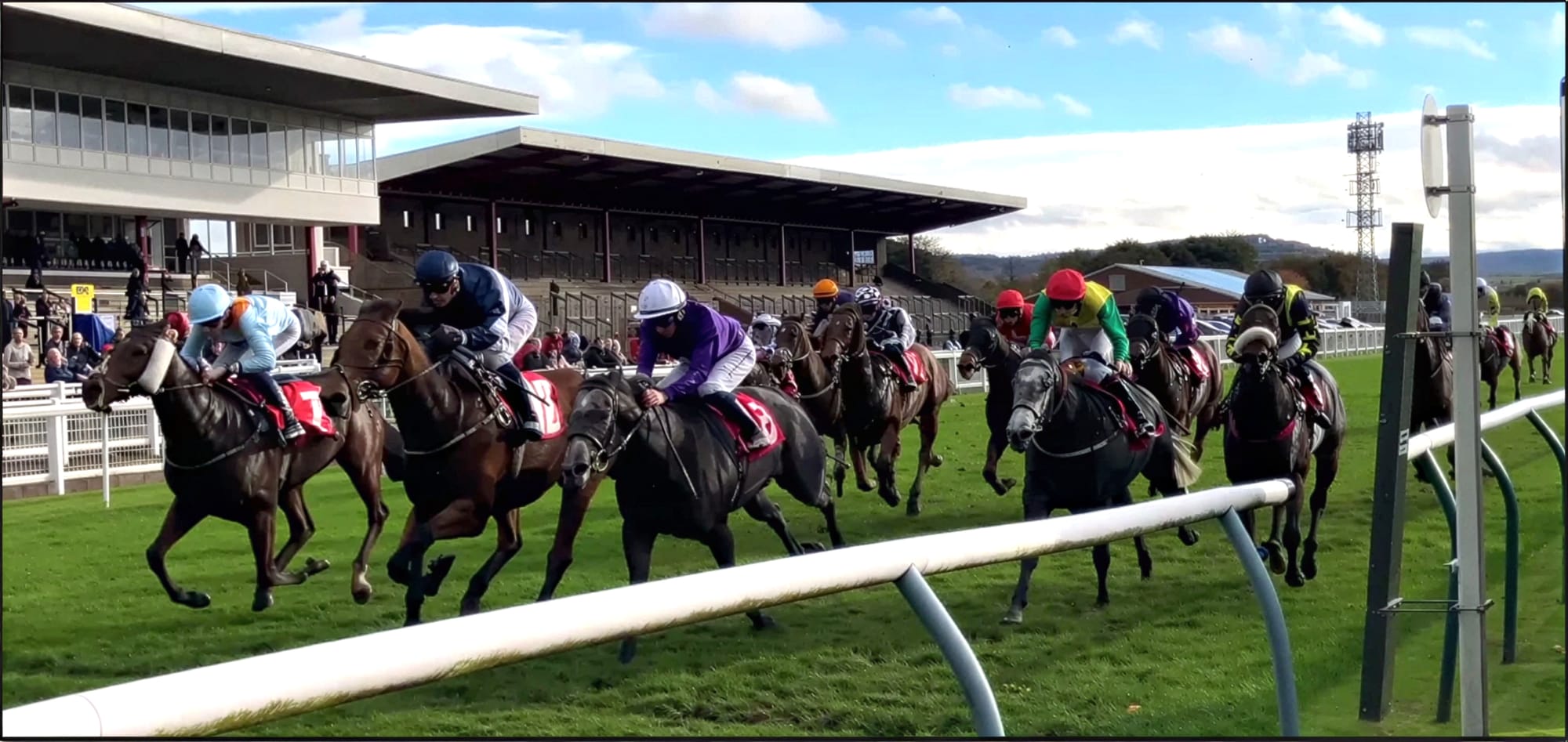 Magic Boy (centre) gets up to beat Tactical Plan on the line in the 1.25pm 7 Furlong Handicap at Redcar Racecourse on the 4/11/2025