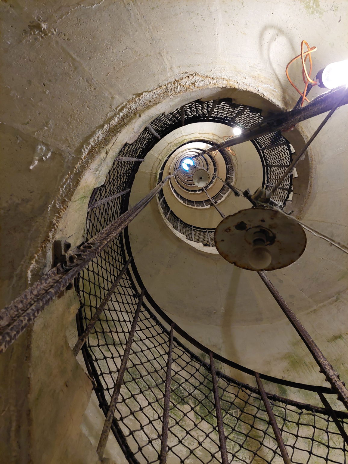 Escalier dans le chateau de Joux