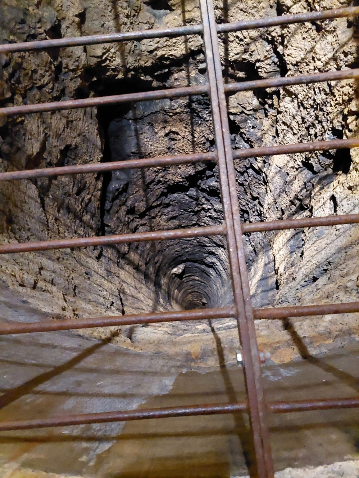 célèbre puit de 102m de profondeur