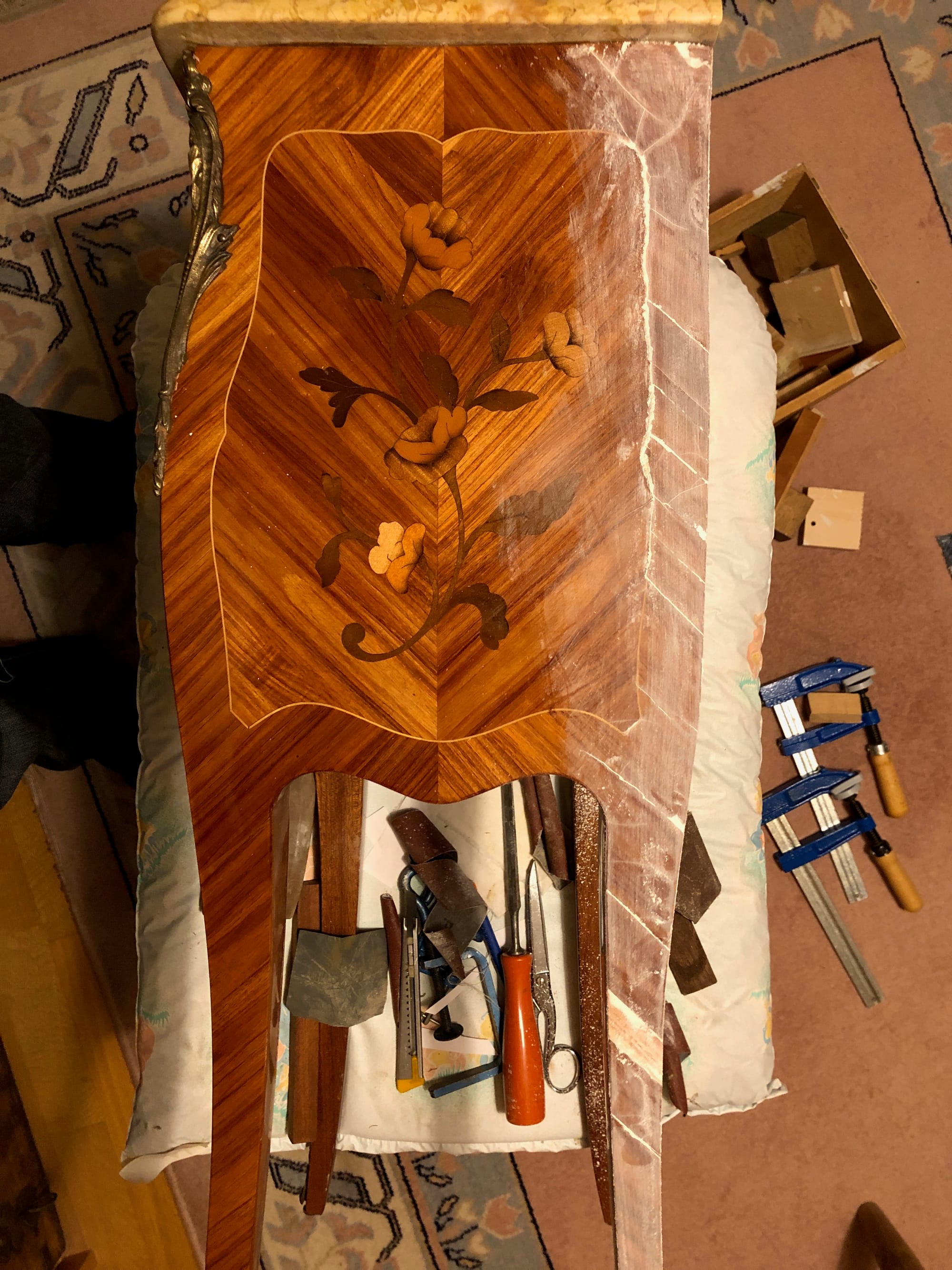 Réparation d'une table de nuit d'une amie