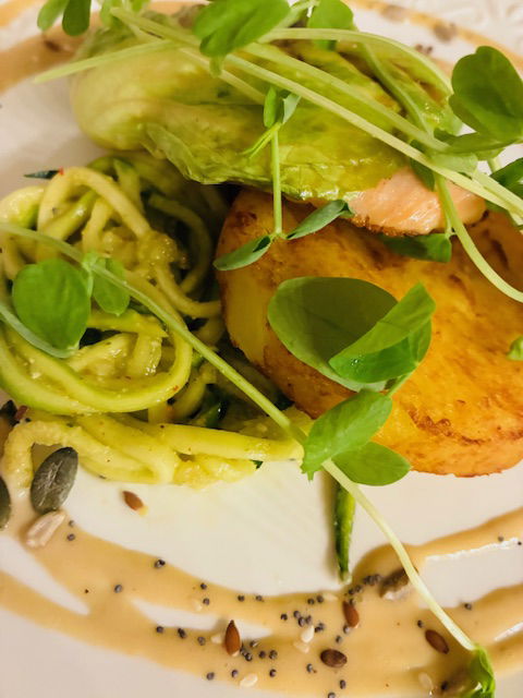 Le saumon à la presse, pommes Maxim's, spaghetti de courgettes et sauce ponzu-wasabi