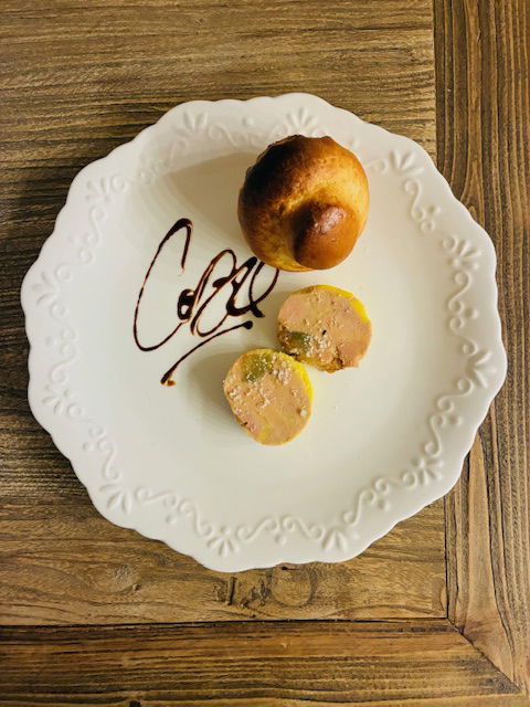 Le foie gras mi-cuit aux pommes caramélisées et calvados, petite brioche