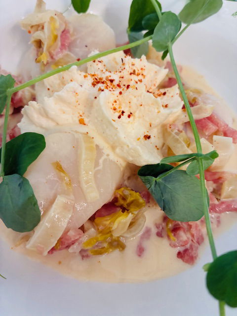 Les noix de St Jacques, mousseux de piment fumé, endives et lardons