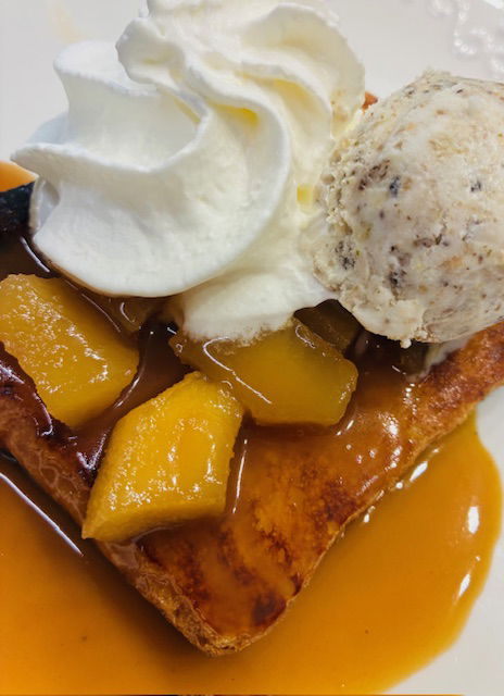 Brioche en pain perdu, glace à la truffe noire et pommes caramélisées