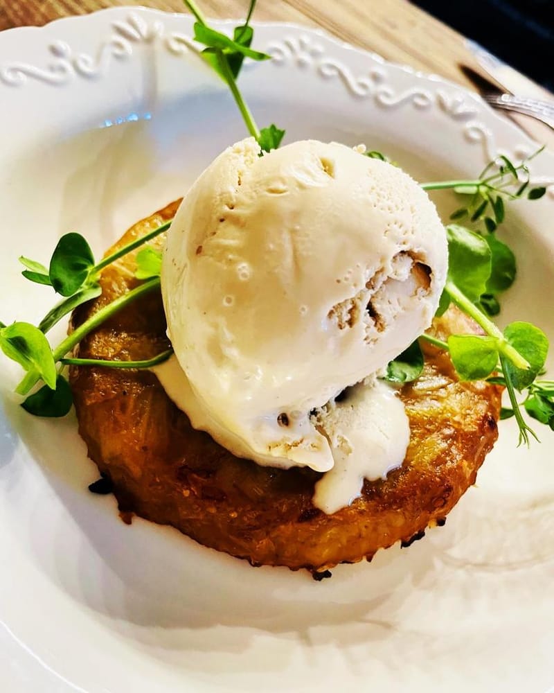 La tarte Tatin aux endives, glace aux cèpes , sauce hoisin