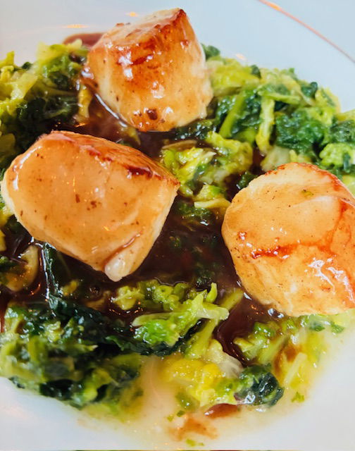 Les noix de St Jacques,embeurrée de choux, vinaigrette truffée
