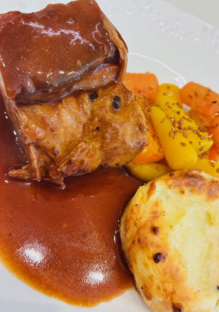 Porcelet confit au vieux porto, gratin dauphinois et carottes au miel et sésame