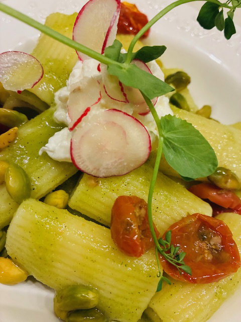 Rigatoni, pesto d'ail fumé, stracciatella et pistaches
