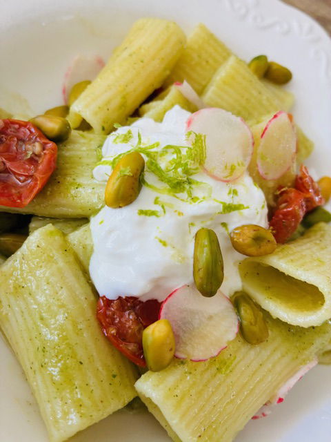 Rigatoni, pesto d'ail fumé, stracciatella et pistaches