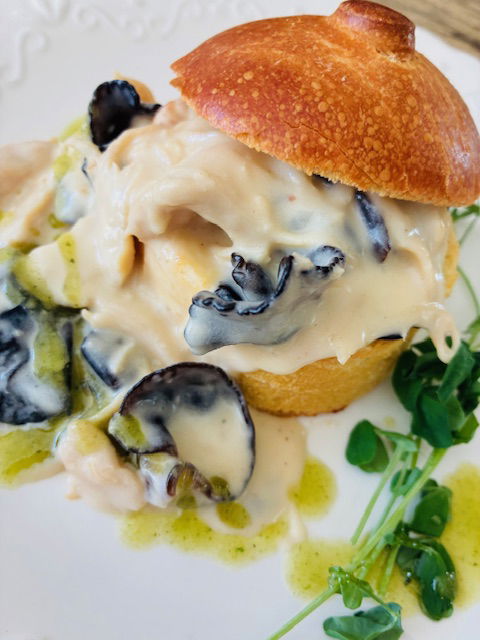 La brioche de poularde aux champignons noirs et à la crème