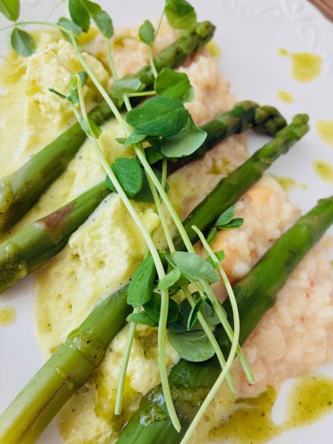 Les premières asperges du pays, risotto au scamorza fumé, mousseux d'asperges