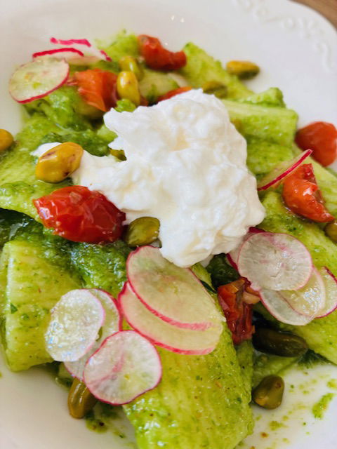 Rigatoni, pesto d'ail des ours, stracciatella et pistaches