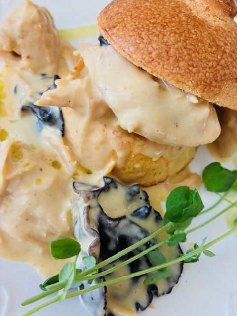 La brioche de poularde aux champignons noirs et à la crème de curry doux