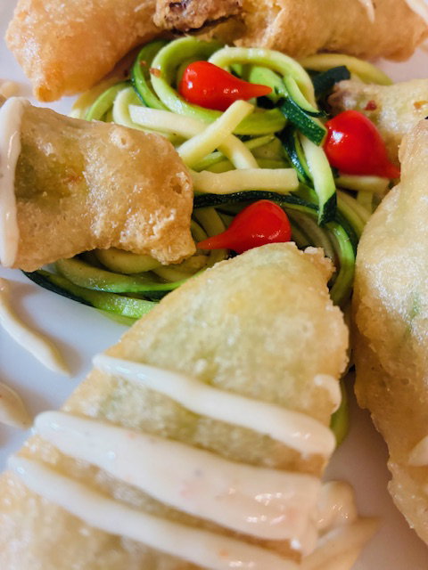 Les fleurs de courgettes farcies, spaghetti végétal et sauce yuzu